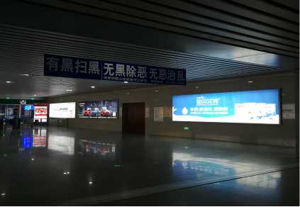 万州北站出站通道灯箱广告